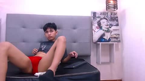 Snapshot of mortelle_ chatting on 11/13/25, 12:15 MORTELLE online show from 11/13/25, 12:15