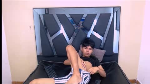 Snapshot of mortelle_ chatting on 11/21/25, 07:56 MORTELLE online show from 11/21/25, 07:56