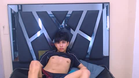 Snapshot of mortelle_ chatting on 11/28/25, 07:27 MORTELLE online show from 11/28/25, 07:27