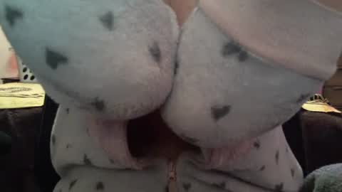 Snapshot of mountainbeauty chatting on 12/18/24, 12:10 mountainbeauty online show from 12/18/24, 12:10