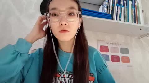 Snapshot of mozellesoomaroo chatting on 11/25/25, 09:31 Karla online show from 11/25/25, 09:31