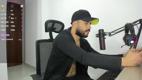 Snapshot of mr_chr1s chatting on 10/13/25, 05:02 chris online show from 10/13/25, 05:02