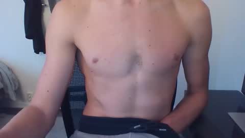 Snapshot of mr_natural96 chatting on 10/23/25, 01:21 mr_natural96 online show from 10/23/25, 01:21