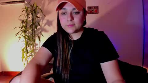 Snapshot of mrbuu_ chatting on 12/18/24, 01:37 Laura online show from 12/18/24, 01:37