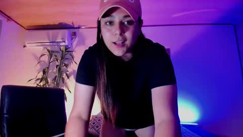 Snapshot of mrbuu_ chatting on 12/19/24, 03:18 Laura online show from 12/19/24, 03:18