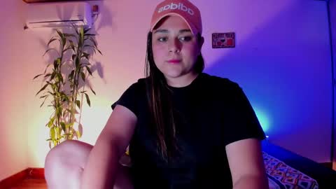 Snapshot of mrbuu_ chatting on 12/19/24, 06:34 Laura online show from 12/19/24, 06:34