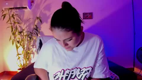 Snapshot of mrbuu_ chatting on 12/20/24, 03:25 Laura online show from 12/20/24, 03:25