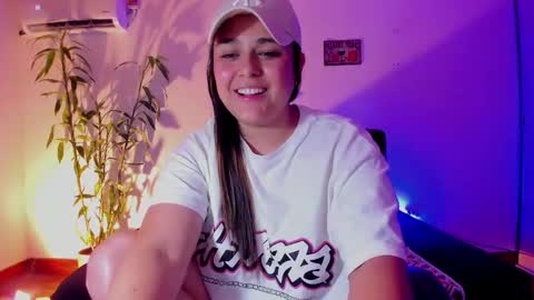 Snapshot of mrbuu_ chatting on 12/20/24, 06:29 Laura online show from 12/20/24, 06:29