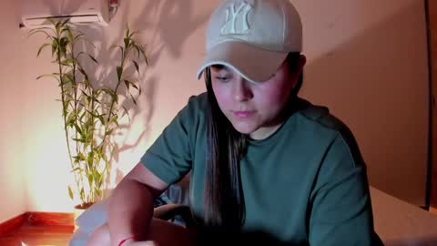 Snapshot of mrbuu_ chatting on 12/30/24, 03:58 Laura online show from 12/30/24, 03:58