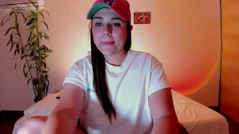 Snapshot of mrbuu_ chatting on 01/10/25, 02:57 Laura online show from 01/10/25, 02:57