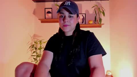 Snapshot of mrbuu_ chatting on 01/19/25, 07:46 Laura online show from 01/19/25, 07:46