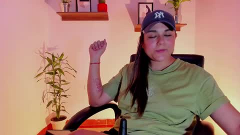 Snapshot of mrbuu_ chatting on 01/22/25, 04:44 Laura online show from 01/22/25, 04:44