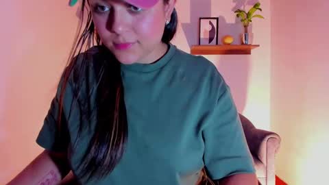 Snapshot of mrbuu_ chatting on 01/24/25, 07:19 Laura online show from 01/24/25, 07:19