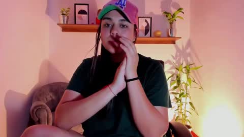 Snapshot of mrbuu_ chatting on 01/28/25, 02:11 Laura online show from 01/28/25, 02:11