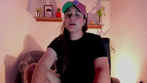 Snapshot of mrbuu_ chatting on 01/31/25, 06:35 Laura online show from 01/31/25, 06:35