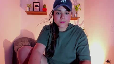 Snapshot of mrbuu_ chatting on 02/02/25, 04:48 Laura online show from 02/02/25, 04:48