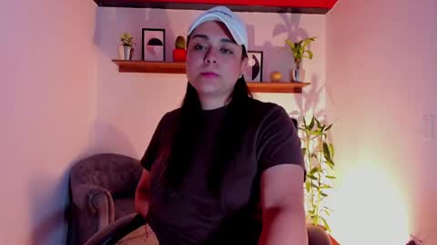 Snapshot of mrbuu_ chatting on 02/11/25, 04:11 Laura online show from 02/11/25, 04:11