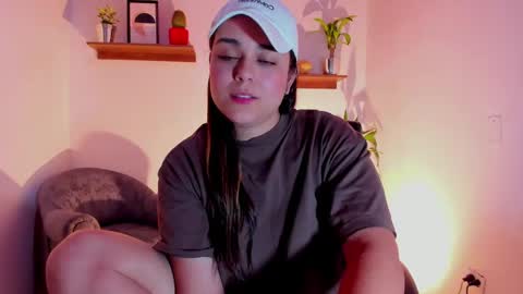 Snapshot of mrbuu_ chatting on 02/14/25, 04:58 Laura online show from 02/14/25, 04:58