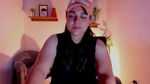 Snapshot of mrbuu_ chatting on 02/20/25, 07:23 Laura online show from 02/20/25, 07:23