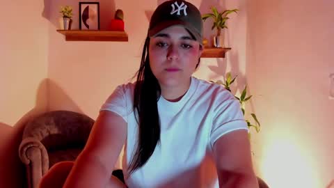 Snapshot of mrbuu_ chatting on 03/11/25, 06:53 Laura online show from 03/11/25, 06:53