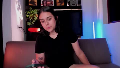 Snapshot of mrbuu_ chatting on 09/09/25, 05:40 Laura online show from 09/09/25, 05:40