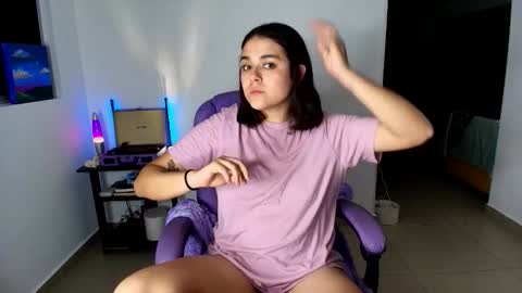 Snapshot of mrbuu_ chatting on 09/21/25, 02:57 Laura online show from 09/21/25, 02:57