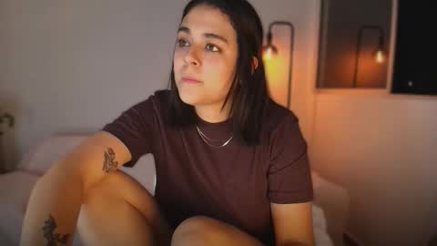 Snapshot of mrbuu_ chatting on 09/23/25, 02:36 Laura online show from 09/23/25, 02:36