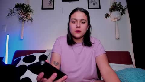 Snapshot of mrbuu_ chatting on 10/08/25, 05:49 Laura online show from 10/08/25, 05:49