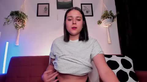 Snapshot of mrbuu_ chatting on 10/11/25, 02:44 Laura online show from 10/11/25, 02:44