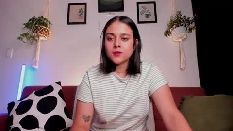 Snapshot of mrbuu_ chatting on 10/21/25, 03:40 Laura online show from 10/21/25, 03:40