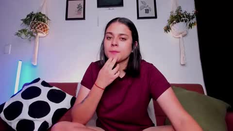 Snapshot of mrbuu_ chatting on 10/22/25, 02:45 Laura online show from 10/22/25, 02:45