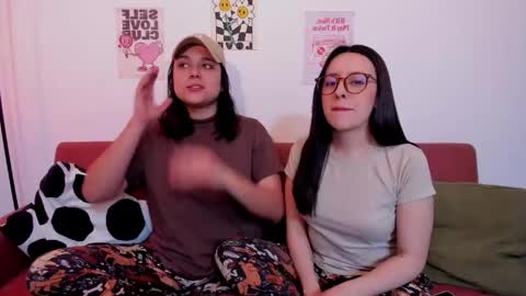 Snapshot of mrbuu_ chatting on 04/13/26, 05:02 Laura online show from 04/13/26, 05:02