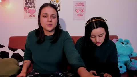 Snapshot of mrbuu_ chatting on 05/19/26, 01:56 Laura online show from 05/19/26, 01:56
