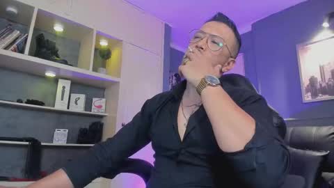 Snapshot of mrfrank_tattoo chatting on 12/16/25, 01:05 MrFrank. online show from 12/16/25, 01:05