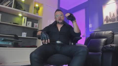 Snapshot of mrfrank_tattoo chatting on 12/20/25, 11:28 MrFrank. online show from 12/20/25, 11:28