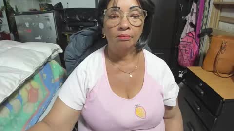 Snapshot of mrs_mommy chatting on 10/24/25, 11:01 mrs_mommy online show from 10/24/25, 11:01