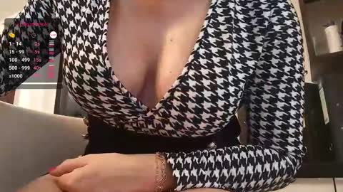 Snapshot of mrscummings chatting on 03/06/25, 01:03 C online show from 03/06/25, 01:03