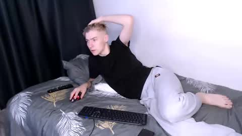 Snapshot of mrsexycum4u chatting on 12/10/24, 11:54 Adam online show from 12/10/24, 11:54