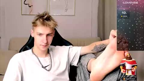 Snapshot of mrsexycum4u chatting on 10/22/25, 06:29 Adam online show from 10/22/25, 06:29