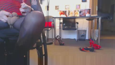 Snapshot of mrsilver333 chatting on 10/30/25, 02:51 Mik online show from 10/30/25, 02:51