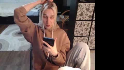Snapshot of mrsluck chatting on 06/18/26, 03:16 Sasha online show from 06/18/26, 03:16