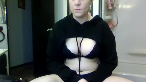 Snapshot of mrstxoxo4594 chatting on 09/24/25, 11:57 Mrstxoxo4594 online show from 09/24/25, 11:57