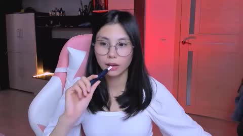 ms_emily_ online show from 10/09/25, 12:36