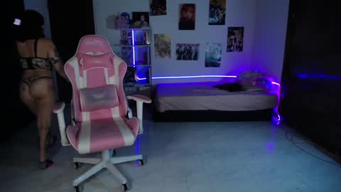 Snapshot of ms_ratuelita chatting on 12/15/24, 05:20 Manuela3 online show from 12/15/24, 05:20