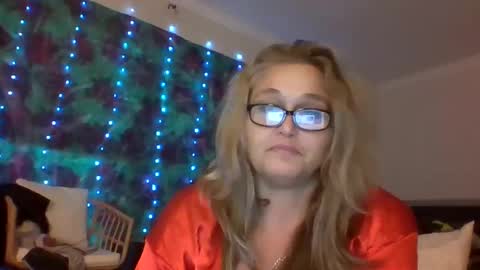 Snapshot of msrobinsonshood chatting on 11/22/25, 12:37 MissRobinson online show from 11/22/25, 12:37