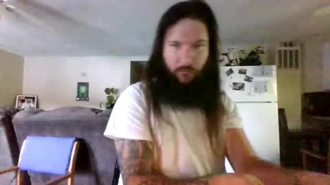 Snapshot of mudge chatting on 12/31/24, 02:14 Mudge online show from 12/31/24, 02:14