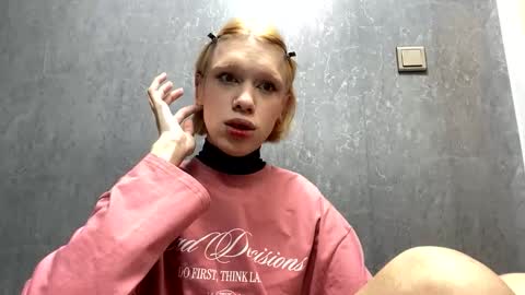 Snapshot of mun_poli chatting on 11/18/25, 09:52 Polik online show from 11/18/25, 09:52