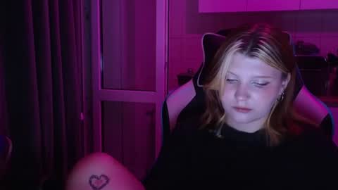 Snapshot of mura_muur chatting on 06/11/26, 05:44 Milana online show from 06/11/26, 05:44