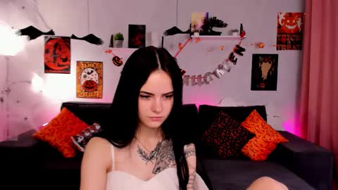 Snapshot of murkasky chatting on 10/24/25, 05:04 Mila online show from 10/24/25, 05:04