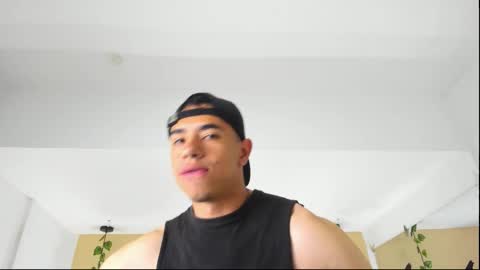 Snapshot of muscle_scott chatting on 10/19/25, 12:17 muscle scott online show from 10/19/25, 12:17